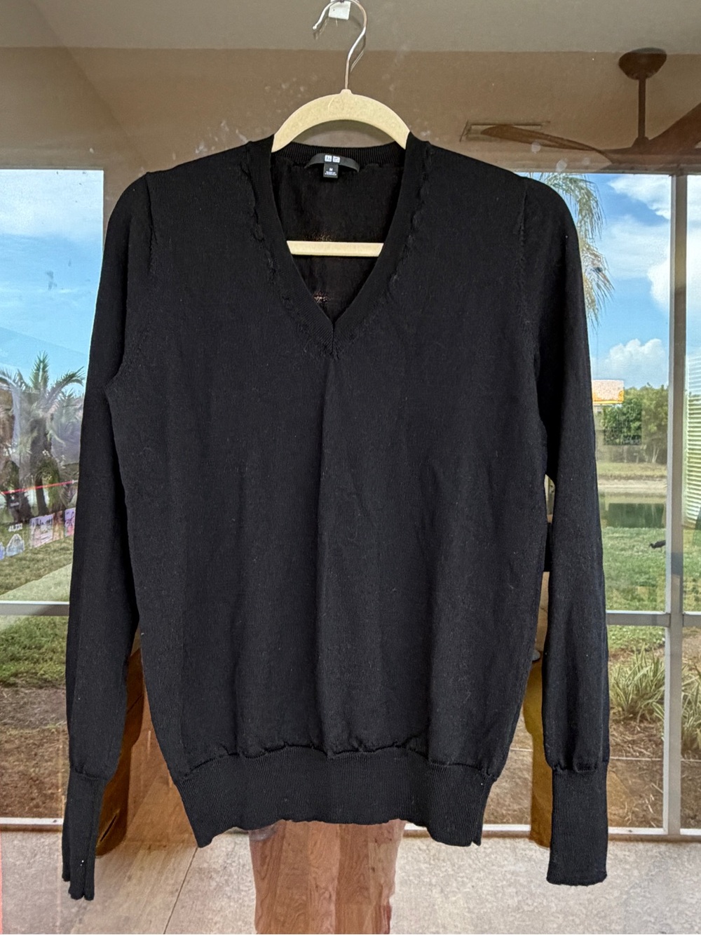 👉🏼LIKE NEW👈🏼 Gorgeous Merino Wool Black V-Neck Sweater by UniQLO Sz: M